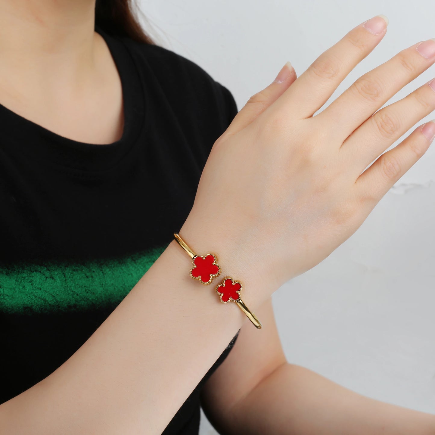 Hot Sale Simple Shell Five-Leaf Flower Stainless Steel Open Bangle Fashion For Woman Non Fading Clover Jewelry Party Gift Female