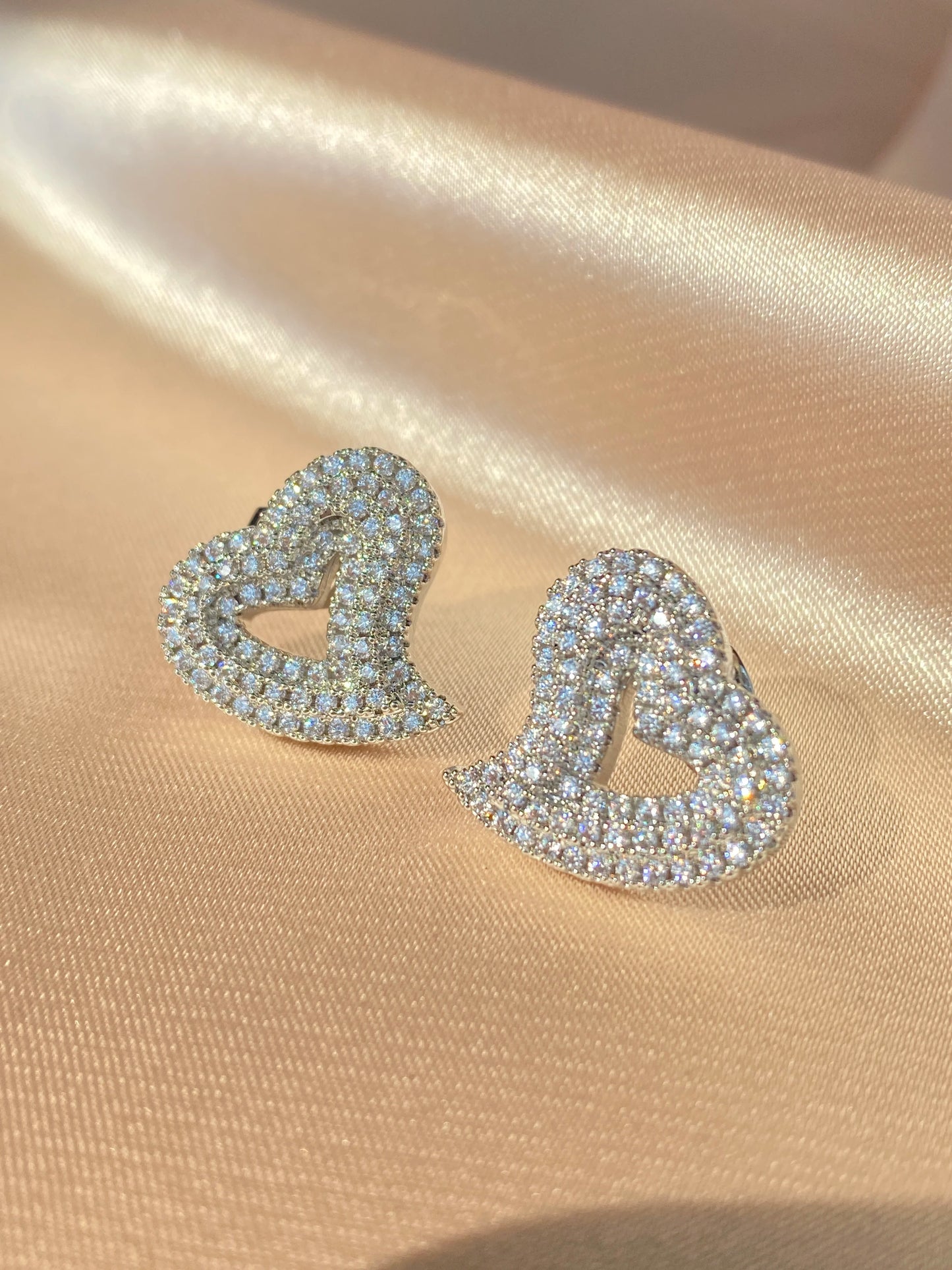 Classic Design Dazzling Heart Stud Earrings for Women High Quality Romantic Female Accessories Timeless Styling Jewelry