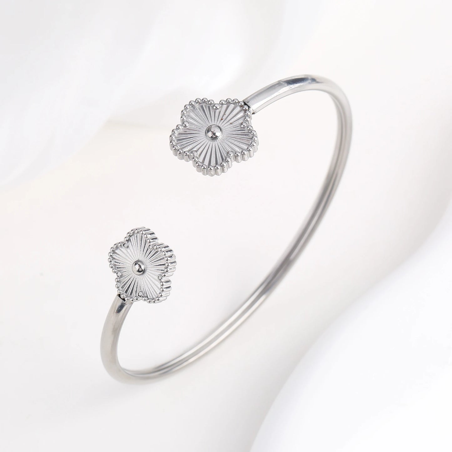 Hot Sale Simple Shell Five-Leaf Flower Stainless Steel Open Bangle Fashion For Woman Non Fading Clover Jewelry Party Gift Female