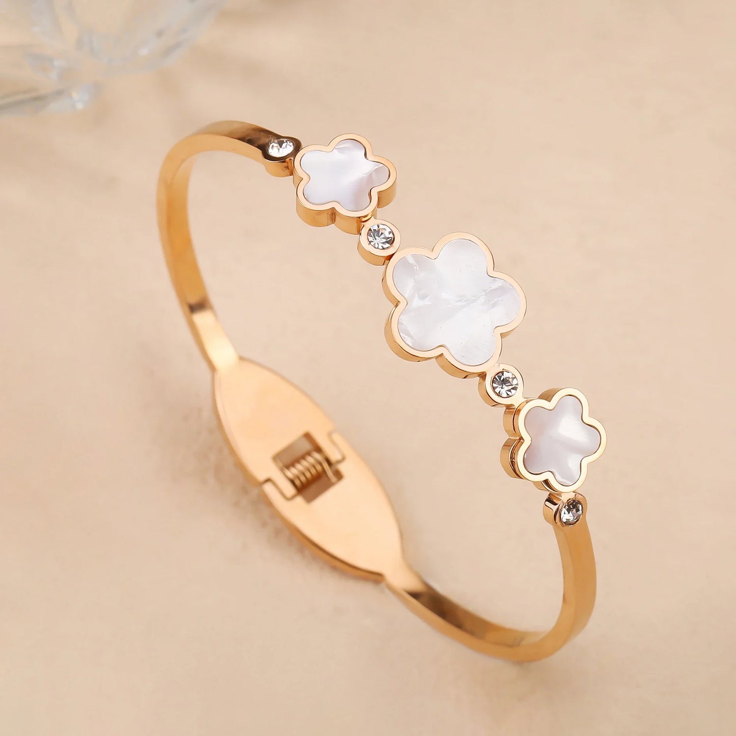 Hot Sale Simple Shell Five-Leaf Flower Stainless Steel Open Bangle Fashion For Woman Non Fading Clover Jewelry Party Gift Female