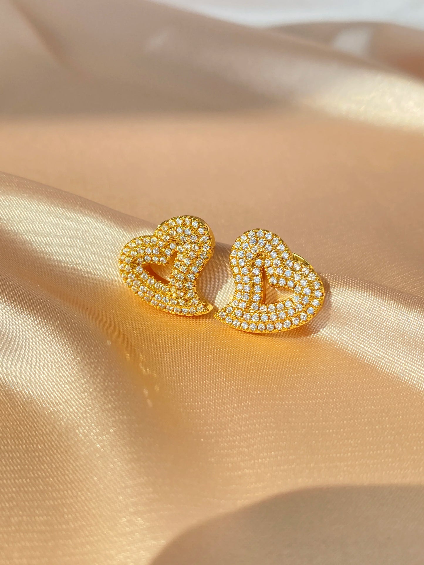 Classic Design Dazzling Heart Stud Earrings for Women High Quality Romantic Female Accessories Timeless Styling Jewelry