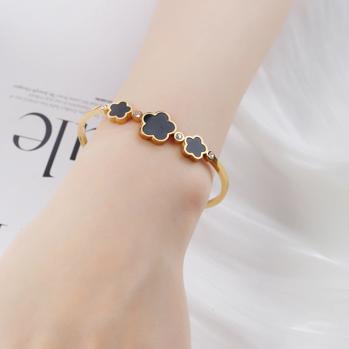 Hot Sale Simple Shell Five-Leaf Flower Stainless Steel Open Bangle Fashion For Woman Non Fading Clover Jewelry Party Gift Female