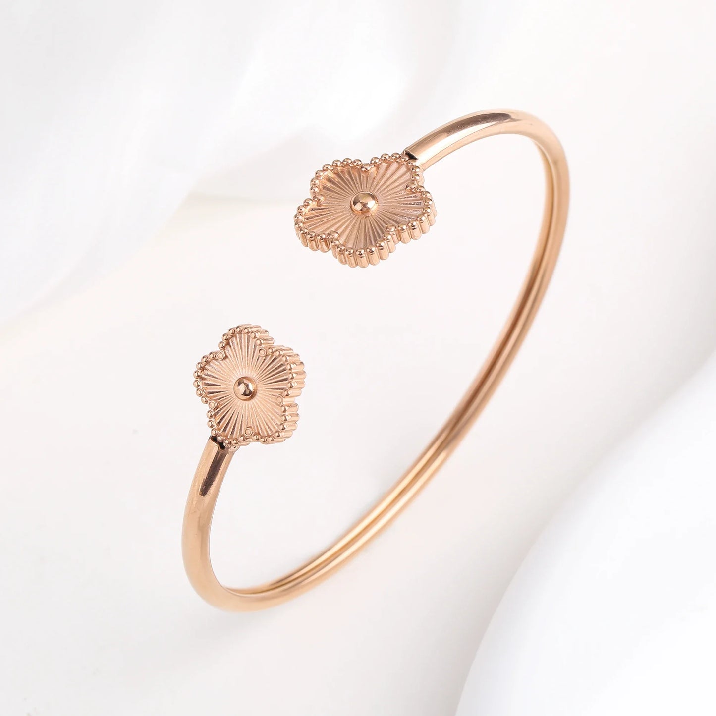 Hot Sale Simple Shell Five-Leaf Flower Stainless Steel Open Bangle Fashion For Woman Non Fading Clover Jewelry Party Gift Female